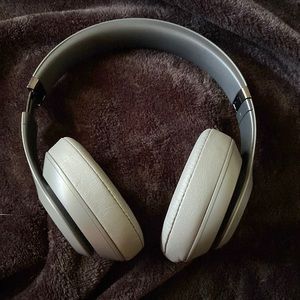 Selling my beats studio 3 headphones like new clean.